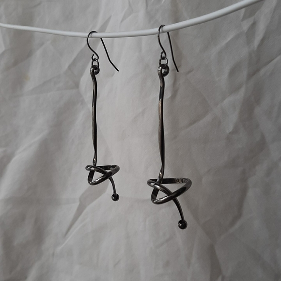 Metallic grey knot earrings - Picture 2 of 3